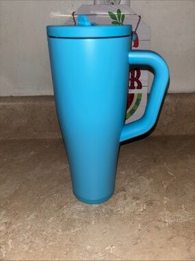 Ice Shaker Legend in Carribean blue 40oz EUC